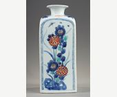 Polychrome : Pair of quadrangular vases decorated in blue underglaze and polychrome enamels
of flowers and foliage - China Kangxi period circa 1700/1720