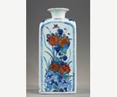 Polychrome : Pair of quadrangular vases decorated in blue underglaze and polychrome enamels
of flowers and foliage - China Kangxi period circa 1700/1720