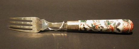 Polychrome : Fourchette ornée d'un manche en porcelaine de la famille verte Epoque Kangxi 1662/1722  - montée en France en argent (Poincon minerve) 
