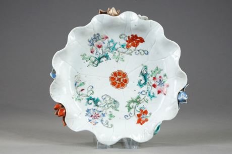 Polychrome : Petite coupe en forme de lotus  avec un decor en relief appliqué .. Chine epoque Qianlong 1736/1795
diam 14cm