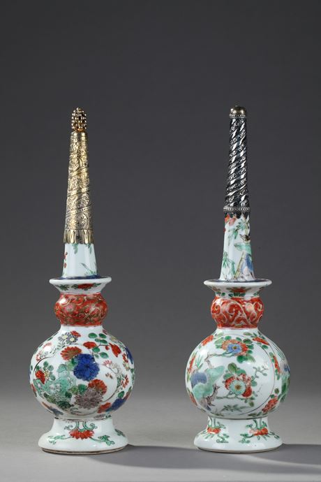 Polychrome : 2 Aspersoirs en porcelaine de la "Famille verte " Chine Epoque Kangxi 1662/1722   Montures en argent orientale