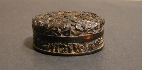 Works of Art : small tortoise shell box sculpted -   19th century

D. 6,7cm