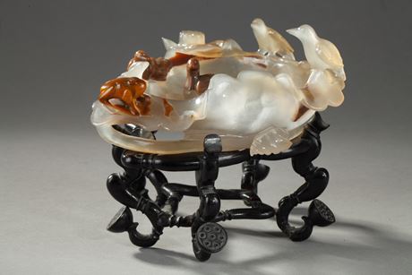 Works of Art : Agate brushwasher sculpted on a lotus leaf  with ducks and birds and frog   - 19th century -

L 15cm  L 12,5cm