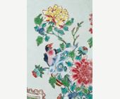 Polychrome : Rare grand plateau de presentation de la famille rose orné de canards mandarin et oiseaux parmis les fleurs  Chine 1730/1740 

D 41cm
