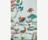 Polychrome : Rare grand plateau de presentation de la famille rose orné de canards mandarin et oiseaux parmis les fleurs  Chine 1730/1740 

D 41cm