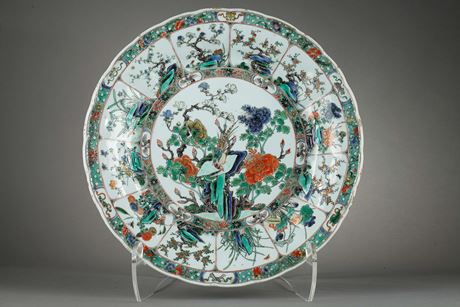 Polychrome : porcelain famille verte dish very finely decorated with flowers and birds 
Kangxi period 1662/1722

D 36cm