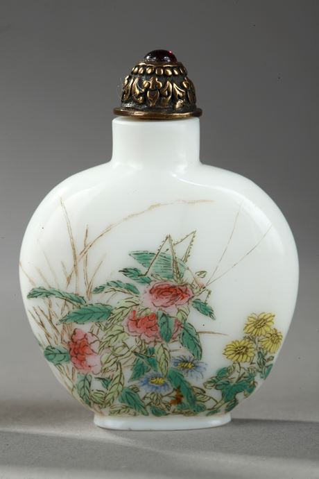 Snuff Bottles : enamelled glass snuff bottle painted in polycroms color with flowers leaves and insects 
Mark period Qianlong 1736/1795