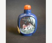 Snuff Bottles : snuff bottle Yixing ware decorated in blue enamel and panels in polychromy with Chinese dogs -
Bob Stevens l a daté de la periode revolutionnaire avant 1970 - likely XIX° century