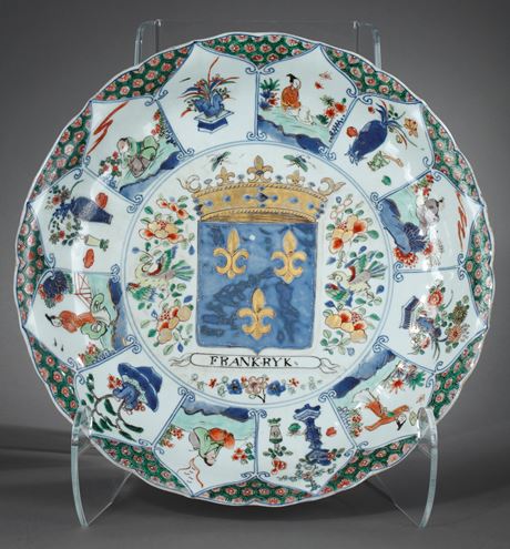 Polychrome : Rare grand plat portant les armoiries du Royaume de France  Chine Epoque Kangxi 1662/1722  vers 1710/1715 
(38,5cm)
