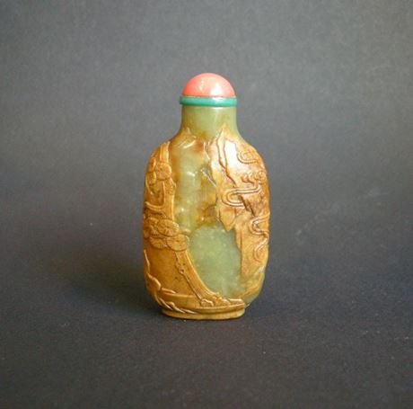 Snuff Bottles : Snuff bottle jade russet and green sculpted with figure rocks and clouds - 1750/1800