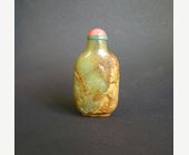 Snuff Bottles : Snuff bottle jade russet and green sculpted with figure rocks and clouds - 1750/1800