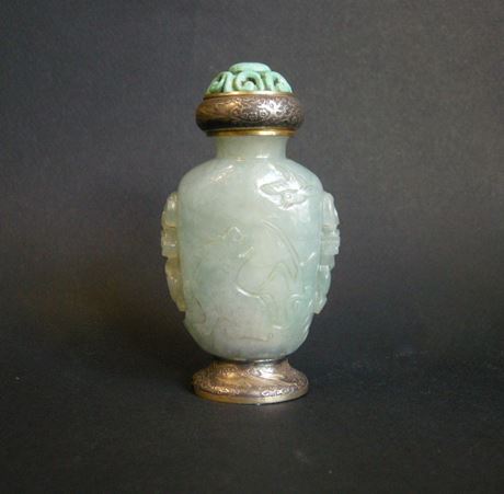 Snuff Bottles : jadeite snuff bottle green sculpted  - 19th century -
Silver mounted by Maquet Rue Royale Paris - 1930 -