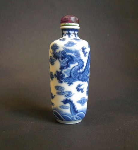 Snuff Bottles : Porcelain snuff bottle "blue and white" decorated with dragons in the cloud - Circa 1800/1850