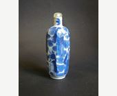 Snuff Bottles : Porcelain snuff bottle "blue and white" painted wih Immortals -1800/1820