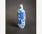 Snuff Bottles : Porcelain snuff bottle "blue and white" painted wih Immortals -1800/1820