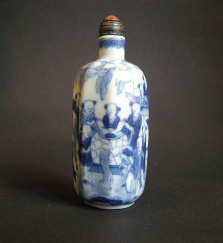 Snuff Bottles : Porcelain Snuff Bottle decorated in underglaze blue