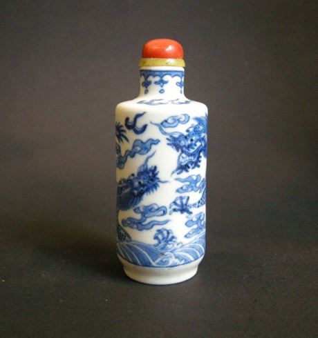 Snuff Bottles : Snuff bottle porcelain "soft past" blue and white  painted with dragons  - 1800/1850 -