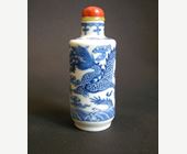 Snuff Bottles : Snuff bottle porcelain "soft past" blue and white  painted with dragons  - 1800/1850 -