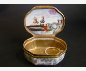 Works of Art : rare snuff box chinese export porcelain famille rose decorated with figures and landscape.
Qianlong period 1736/1795
metal with gold mount occidental 18°century 