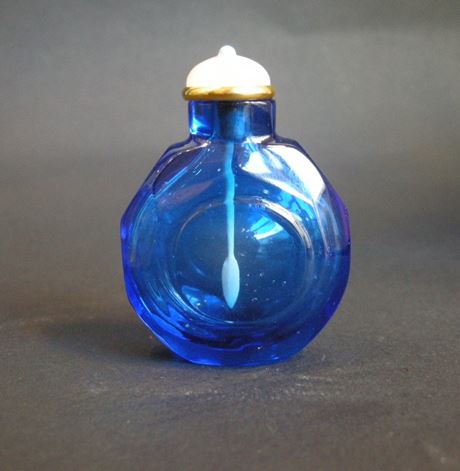 Snuff Bottles : glass saphir snuff bottle  faceted  in the shape of imperial workshop. 
19th century 