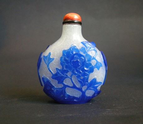 Snuff Bottles : Snuff Bottle glass overlay blue sculpted with Lotus and flowers
Qianlong period