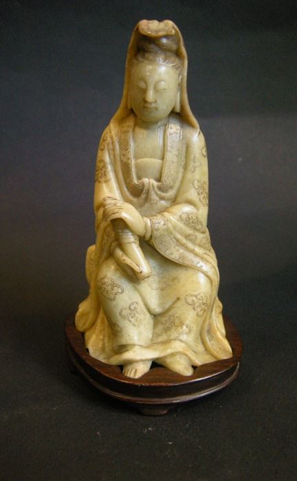 Works of Art : small figure  Guanyin in soapstone - 18° century  -

