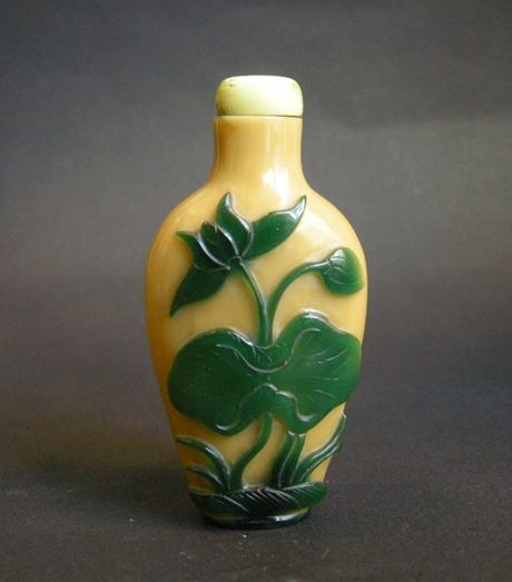 Snuff Bottles : Glass snuff bottle overlay green on light brown - 1800/1850
