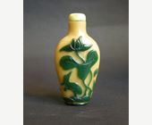 Snuff Bottles : Glass snuff bottle overlay green on light brown - 1800/1850