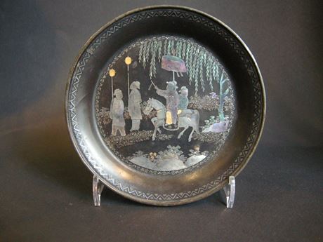 Works of Art : Small Chinese tray circular in "lac burgauté" inlaid mother of pearl and gold -17th century-