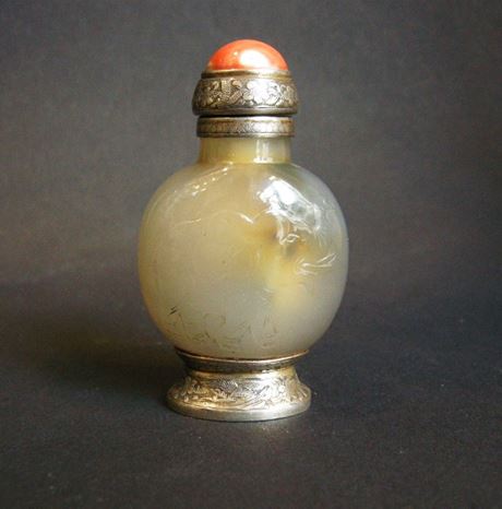 Snuff Bottles : Agate snuff bottle mounted by Maquet