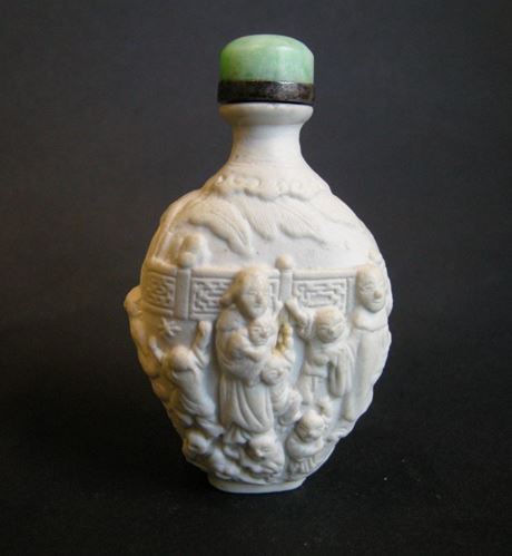 Snuff Bottles : Biscuit porcelain snuff bottle sculpted with ladys and childrens 
19° century