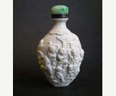 Snuff Bottles : Biscuit porcelain snuff bottle sculpted with ladys and childrens 
19° century