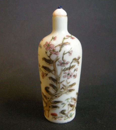 Snuff Bottles : Porcelain snuff bottle finely decorated with mappies - Circa 1800/1850 -