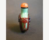Snuff Bottles : Glass snuff bottle overlay 3 colors on green carved and decorated with a coin -1770/1850