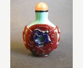 Snuff Bottles : Glass snuff bottle overlay 3 colors on green carved and decorated with a coin -1770/1850