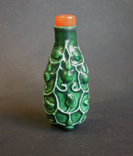 Snuff Bottles : Porcelain snuff bottle moulded and enamelled green - with gourds  -
19° century