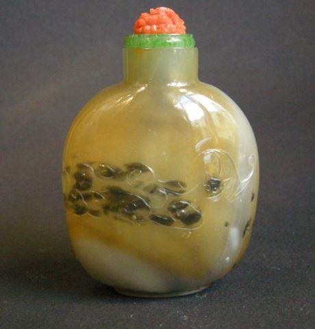 Snuff Bottles : Glass snuff bottle sculpted imiting Agate -  1800/1850 -