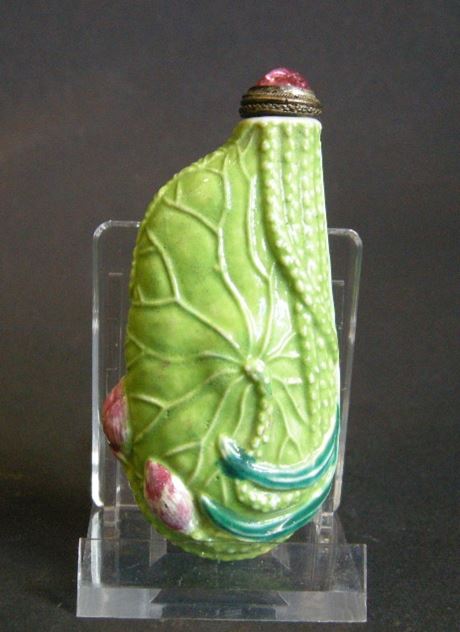 Snuff Bottles : Snuff bottle porcelain  in "Lotus" shape   - 1850/1890