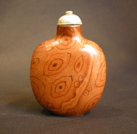 Snuff Bottles : Porcelain snuff bottle imiting the wood -    1900/1940 -
