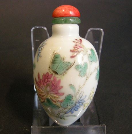 Snuff Bottles : porcelain snuff bottle in fruit shape decorated  polychrom enamel .
19° century 