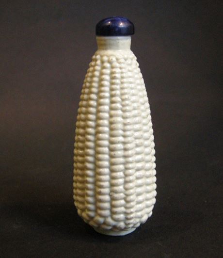 Snuff Bottles : Porcelain snuff bottle in ear of corn shape. XIXth century.