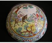 Works of Art : enamelled box "canton" decorated with figures and horse - Mark Qianlong-
Second part of 19th century -
D 10,4 cm

