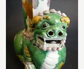 Polychrome : rare chien de fo portant un vase en biscuit de la "famille verte" - Epoque Kangxi 1662/1722 