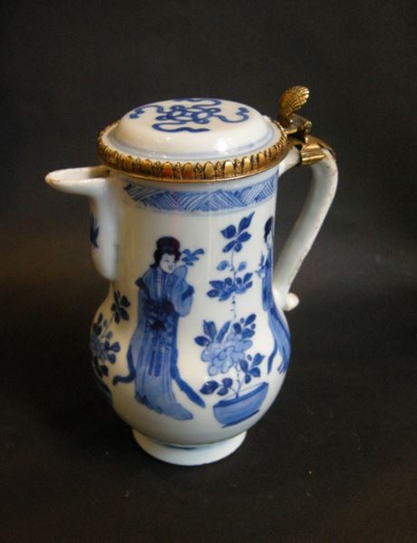 Blue White : Ewer and cover decorated in underglaze blue - Kangxi period 1662/1722

Golden metal  mount occidental 18° century 