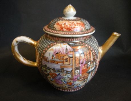 Polychrome : tea pot famille rose porcelain - finely painted in each face with childrens game and landscapes - Circa 1780 - 