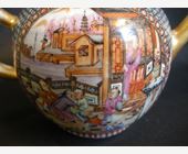 Polychrome : verseuse a the en porcelaine de la famille rose tres finement peinte d'un decor sur chaque faces de jeux d enfants et de paysages. Chine epoque Qianlong vers 1780 