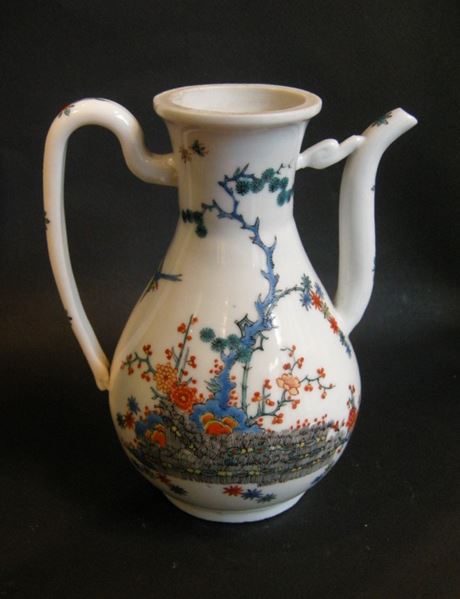 Polychrome : ewer porcelain "blanc de chine" oriental shape  - Dehua kilns Fujian province Kangxi period 1662/1722 

Dutch decoration in Kakiemon style  1730 