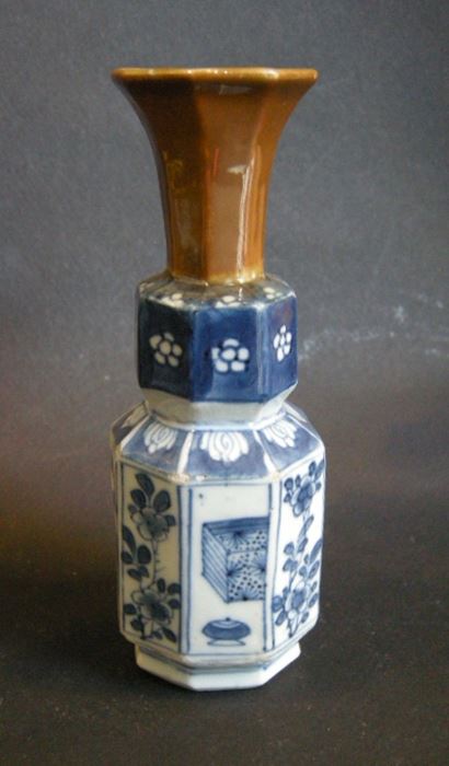 Blue White : Small vase octogonal  porcelain "blue and white" the neck enamelled Brown - Kangxi period 1662/1722