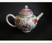 Polychrome : Theiere en porcelaine de la "Famille rose"  a decor d oiseaux et fleurs 
Chine periode  Yongzheng  1723/1735