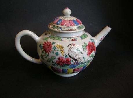 Polychrome : Theiere en porcelaine de la "Famille rose"  a decor d oiseaux et fleurs 
Chine periode  Yongzheng  1723/1735